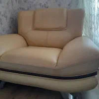 مبل ۷ نفره روکش چرم ترک با میز وسط ومیز عسلی