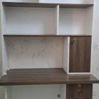 میز تحریر و کتابخانه