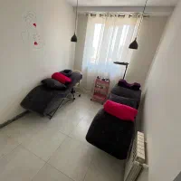 اجاره درسالن زیبایی میز ناخن تخت مژه صندلی رنگ|اجارهٔ دفتر کار، اتاق اداری، مطب|تهران, صادقیه|دیوار