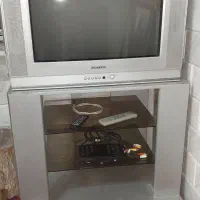 تلویزیون سامسونگ با میز و دستگاه دیجیتال