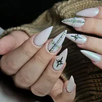 کاشت ناخن و آموزش حرفه ای