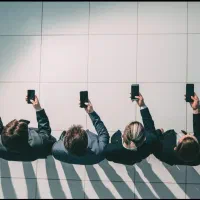 گوشیت رو دفتر کارت کن با درآمد میلیونی روزانه