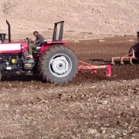 دیسک و شخم زدن زمین کشاورزی