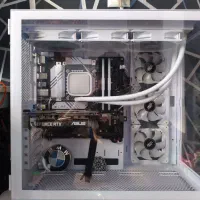 کیس گیمینگ سفید وتجهیزات