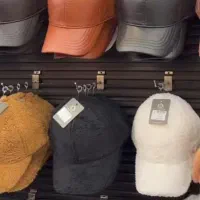 کلاه چرم و تدی|لباس|خلخال, |دیوار