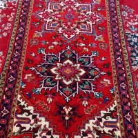 یک تخته فرش دستباف کناره