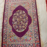 فرش ابریشم فوق‌العاده زیبا.