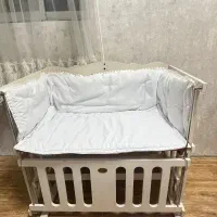 تخت کنار مادر/گهواره