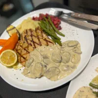 استخدام گارسون اقا و‌خانم  برای سالن رستوران