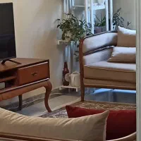 استند گل چوبی به همراه کلی  گلدان‌ خالی