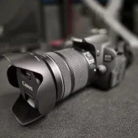 دوربین عکاسی کنون 700D با لنز ۱۳۵-۱۸