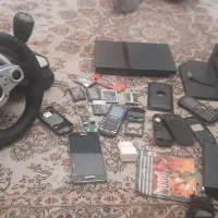 تعدادی گوشی بهمراه پلی استیشن ۲