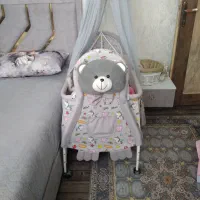 تخت کنار مادر