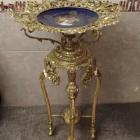 میوه خوری کنار سالنی