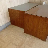 یک جفت میز چوبی  اداری با شیشه