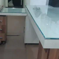 فروش یک عدد میز منشی و ۶ عدد صندلی چرمی
