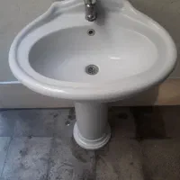 روشویی پایه دار با شیر