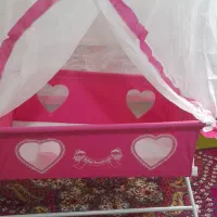 گهواره و یک سر هم کودک