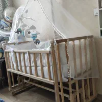 تخت گواره شو کنار مادر چوبی باآویز نو|تخت و صندلی بچه|تهران, خانی آباد نو شمالی|دیوار
