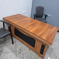 میز مدیریت چوبی بزرگ و شیک کاملا سالم و تمیز