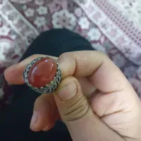 دوتا انگشتر عقیق اون انگشتر کوچکه نقره است