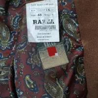 یک عدد کت مردانه و دو عدد زنانه نونونو|لباس|صدرا-فارس, فاز ۱|دیوار