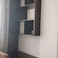 میز کامپیوتر و کتابخانه