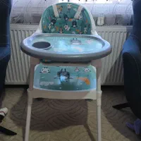 صندلی کودک و کامیون اسباب بازی