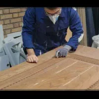 نیرو رنگکار چوب برای کار در کارگاه درب سازی