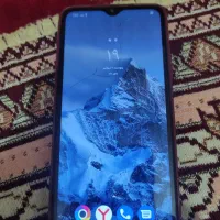 گوشی  پوکو ام 3 صفحه شکسته ولی کار میکنه