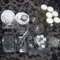یه تعداد لوازم‌دکوری تزئینی شیشه ای و چینی و