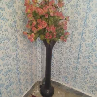 گل به همراه گلدون شیشه‌ای