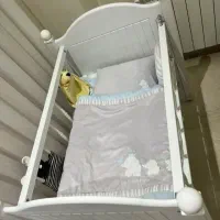 تخت کنار مادر