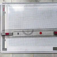 تعدادی قاب عکس و تخته شاسی و سه پایه نقاشی