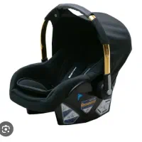 چند عدد لباس و وسایل نوزاد تا ۶ ماه و کریر نو