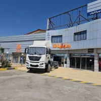 نیازمند شاگرد در تعویض روغنی نمایندگی کامیون