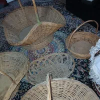 تعدادی سبدچوبی حصیری گاری چوبی