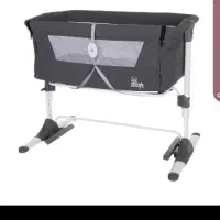 تخت و گهواره  کنار مادر