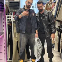 خواننده و نوازنده گیتار