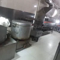 کمک اشپز مسلط به جوجه و کوبیده زدن