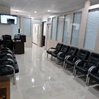 کارمند فروش و هماهنگی تلفنی خانم