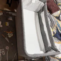 تخت کنار مادر