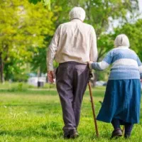 پرستار برای تمیز کردن و غذا درست کردن