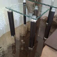 دوعدد میز عسلی و یک‌ بزرگ شیشیه ای