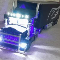 کامیون بزرگ فلزی متحرک