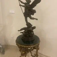 مجسمه برنز معروف فرشته دیوکش