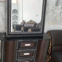 آینه و شمعدان ها و میز سه کشو یک میلیون