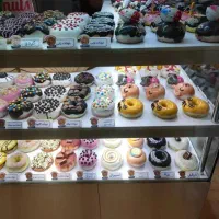 به یک اقا جهت بسته بندی نان فانتزی