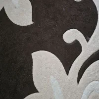 سه عدد فرش و یک تخت خواب