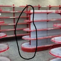 استند پفک دوطرفه بزرگ و هلالی جلوی قفسه  چوبی